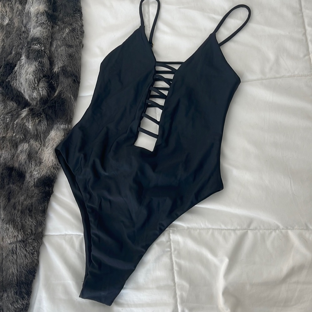 Montce one piece black medium